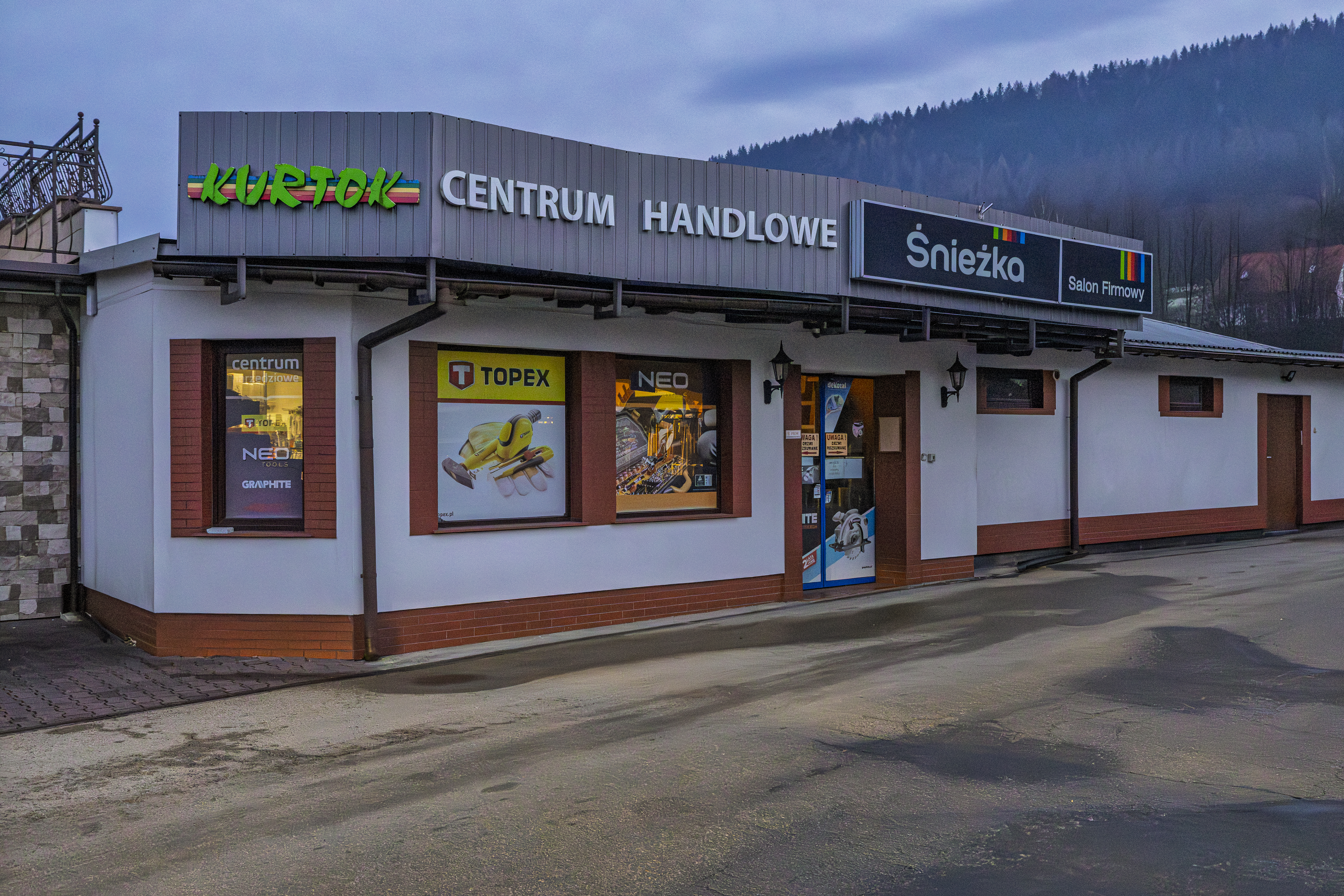 Nowoczesne wnętrze Centrum Handlowego KURTOK w Suchej Beskidzkiej